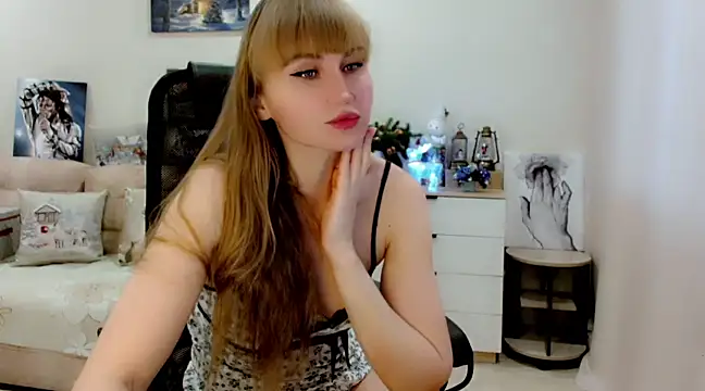 Snapshot of EveLove33 chatting on 02-19-25, 05:05 EveLove33 online show from 02-19-25, 05:05