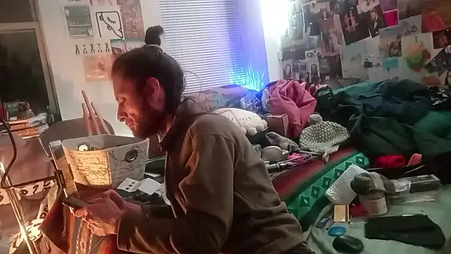 Snapshot of DownstairsSky chatting on 01-11-25, 01:06 DownstairsSky online show from 01-11-25, 01:06