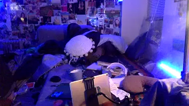 Snapshot of DownstairsSky chatting on 01-31-25, 09:05 DownstairsSky online show from 01-31-25, 09:05