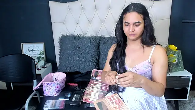 Snapshot of Andrys_ chatting on 02-17-25, 01:21 Andrys online show from 02-17-25, 01:21