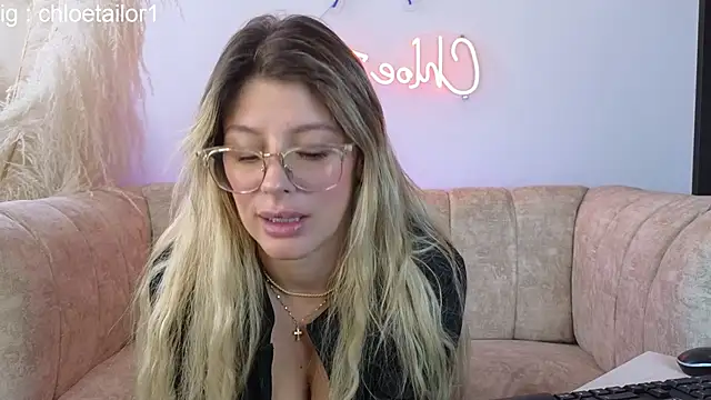 ChloeTailor  online show from 02-12-25, 07:24