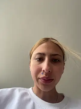 Snapshot of Ameellie chatting on 06-25-26, 03:27 Ameellie online show from 06-25-26, 03:27