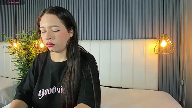 Snapshot of SaraRiley chatting on 12-04-25, 10:40 SaraRiley online show from 12-04-25, 10:40