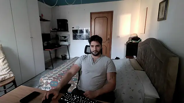 Snapshot of Alexox02 chatting on 12-19-24, 01:40 Alexox02 online show from 12-19-24, 01:40