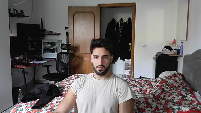 Snapshot of Alexox02 chatting on 10-21-25, 11:44 Alexox02 online show from 10-21-25, 11:44