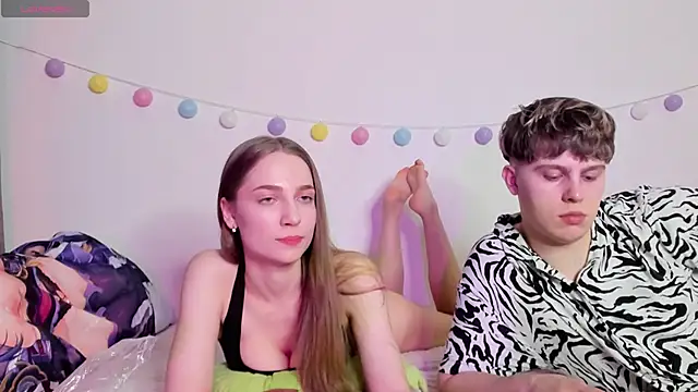 Snapshot of Emily_and_Ilumi chatting on 01-03-25, 04:00 Emily and Ilumi online show from 01-03-25, 04:00