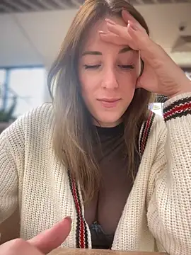 Snapshot of MommmyYummy chatting on 10-08-25, 11:08 MommmyYummy online show from 10-08-25, 11:08