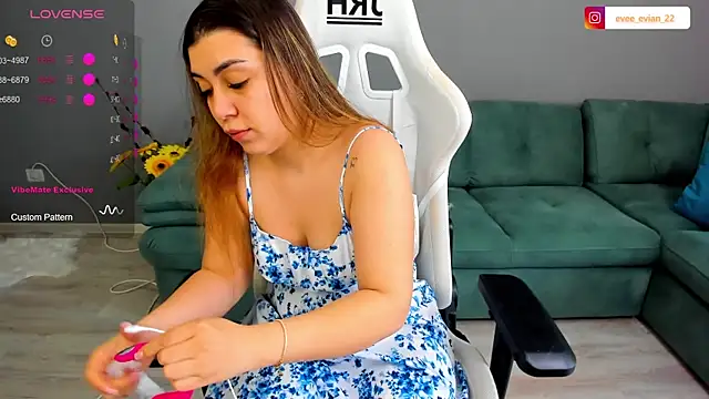 Snapshot of EveEvian chatting on 06-19-26, 11:14 EveEvian online show from 06-19-26, 11:14