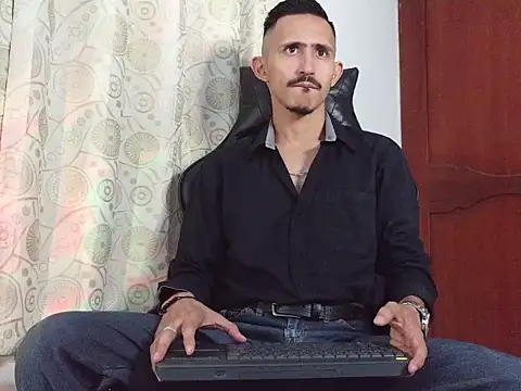 Snapshot of HomeAloneK chatting on 04-16-26, 07:47 HomeAloneK online show from 04-16-26, 07:47