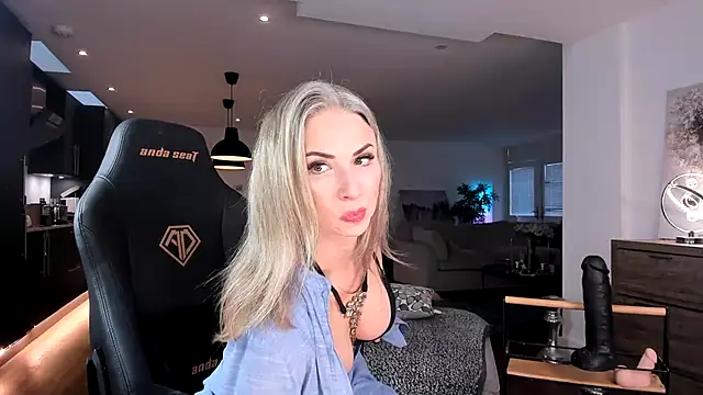 Snapshot of GoddessElizabethX chatting on 12-17-24, 03:39 GoddessElizabethX online show from 12-17-24, 03:39