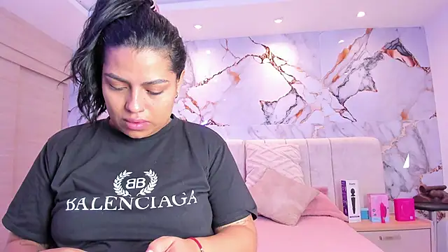 Snapshot of kiana_cream chatting on 12-15-25, 11:36 kiana cream online show from 12-15-25, 11:36