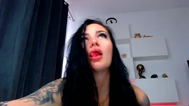 Snapshot of arianatattoos chatting on 10-18-25, 07:53 arianatattoos online show from 10-18-25, 07:53