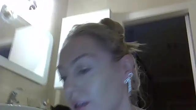 Snapshot of ZarinaSwift chatting on 12-15-24, 04:51 ZarinaSwift online show from 12-15-24, 04:51