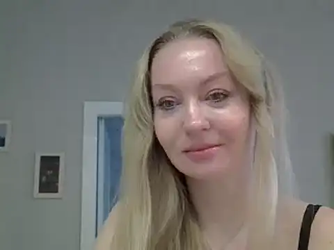 Snapshot of ZarinaSwift chatting on 02-04-25, 04:48 ZarinaSwift online show from 02-04-25, 04:48