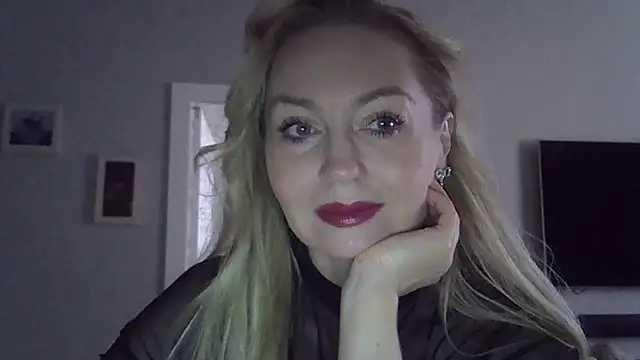 Snapshot of ZarinaSwift chatting on 10-08-25, 04:32 ZarinaSwift online show from 10-08-25, 04:32