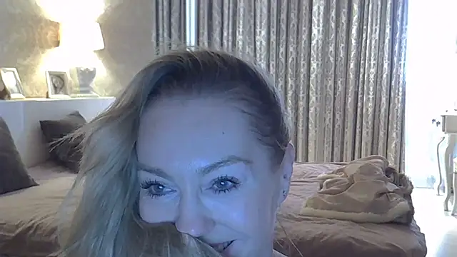 Snapshot of ZarinaSwift chatting on 10-19-25, 04:46 ZarinaSwift online show from 10-19-25, 04:46