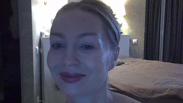 Snapshot of ZarinaSwift chatting on 10-22-25, 04:24 ZarinaSwift online show from 10-22-25, 04:24