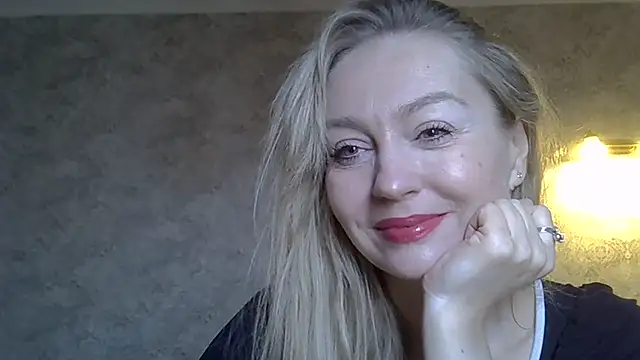 Snapshot of ZarinaSwift chatting on 10-28-25, 05:00 ZarinaSwift online show from 10-28-25, 05:00