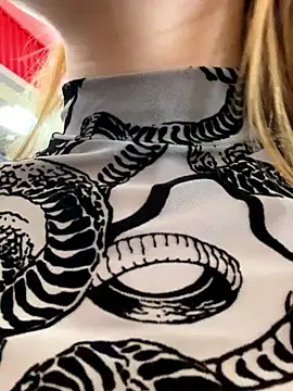 Snapshot of AmmyHot chatting on 03-19-25, 07:18 AmmyHot online show from 03-19-25, 07:18