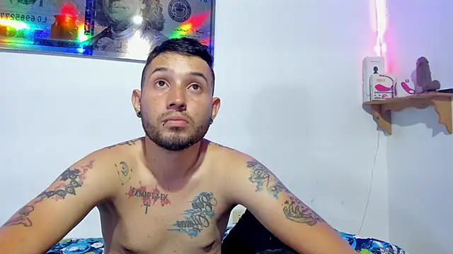 Snapshot of Bad_Couple_1 chatting on 01-21-25, 06:00 Bad Couple 1 online show from 01-21-25, 06:00