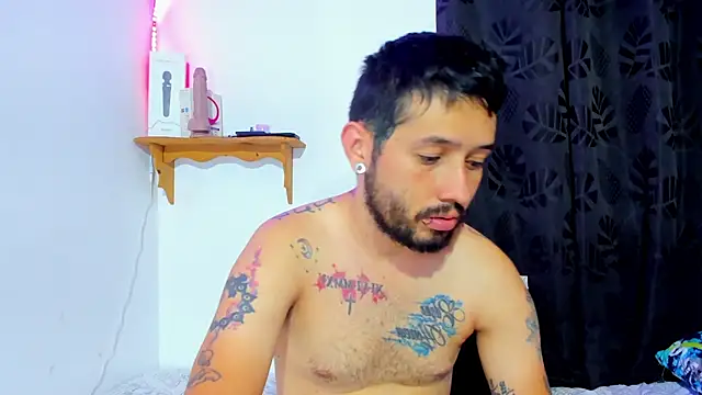 Snapshot of Bad_Couple_1 chatting on 02-22-25, 07:01 Bad Couple 1 online show from 02-22-25, 07:01