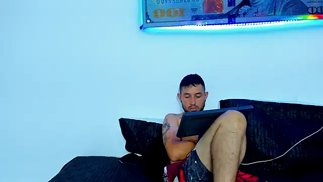 Snapshot of Bad_Couple_1 chatting on 03-19-25, 10:33 Bad Couple 1 online show from 03-19-25, 10:33