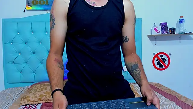 Snapshot of Bad_Couple_1 chatting on 10-16-25, 10:16 Bad Couple 1 online show from 10-16-25, 10:16