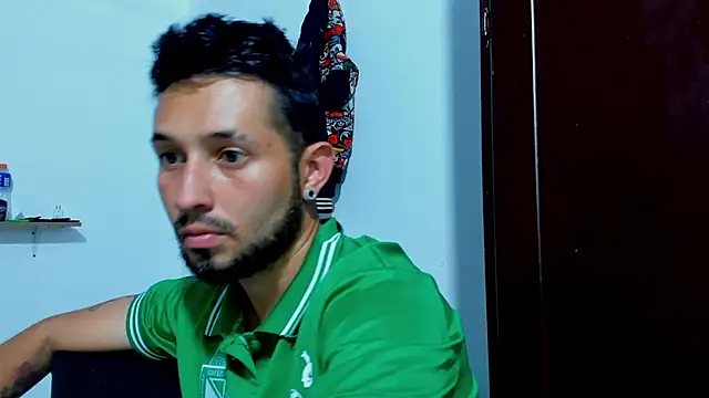 Snapshot of Bad_Couple_1 chatting on 10-26-25, 06:47 Bad Couple 1 online show from 10-26-25, 06:47