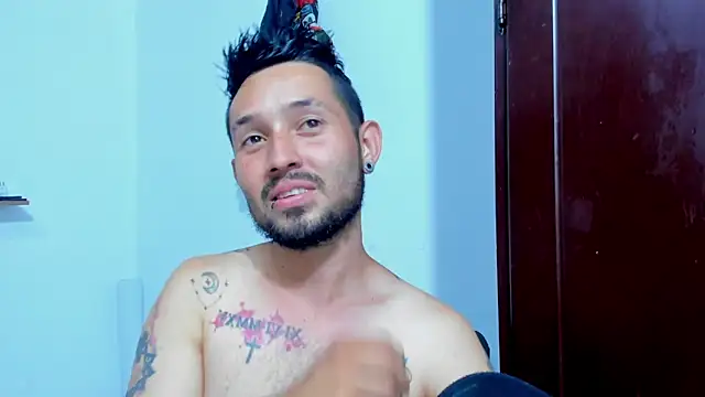 Snapshot of Bad_Couple_1 chatting on 10-29-25, 02:25 Bad Couple 1 online show from 10-29-25, 02:25