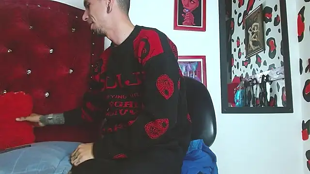 Snapshot of Aaron_BigDickxxx chatting on 12-20-24, 01:36 Aaron BigDickxxx online show from 12-20-24, 01:36