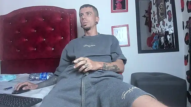 Snapshot of Aaron_BigDickxxx chatting on 01-31-25, 07:18 Aaron BigDickxxx online show from 01-31-25, 07:18