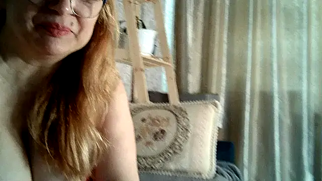 Snapshot of Aline_LoveFlowers chatting on 02-13-25, 12:32 Aline LoveFlowers online show from 02-13-25, 12:32