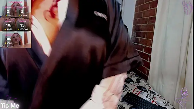 kyliejenner hot online show from 10-26-25, 01:44