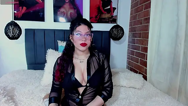 Snapshot of kyliejenner_hot chatting on 05-24-26, 03:00 kyliejenner hot online show from 05-24-26, 03:00