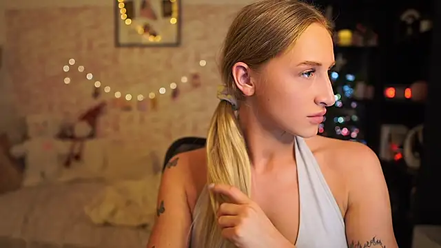 Nicolette  Shea  online show from 12-03-25, 10:02