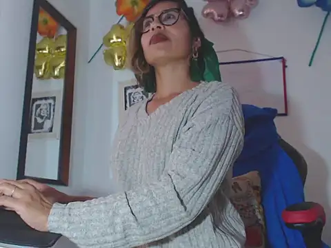 Snapshot of fantasty_nylon chatting on 12-30-24, 08:25 fantasty nylon online show from 12-30-24, 08:25