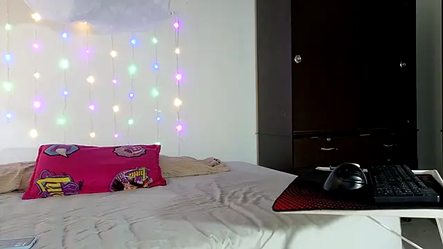 Snapshot of fantasty_nylon chatting on 12-18-25, 02:12 fantasty nylon online show from 12-18-25, 02:12