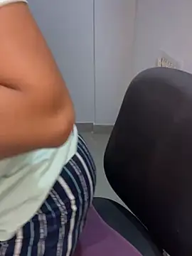 Snapshot of kannadatelugugirl chatting on 12-29-24, 01:49 kannadatelugugirl online show from 12-29-24, 01:49