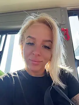 Snapshot of LikaCat chatting on 06-17-26, 03:09 LikaCat online show from 06-17-26, 03:09