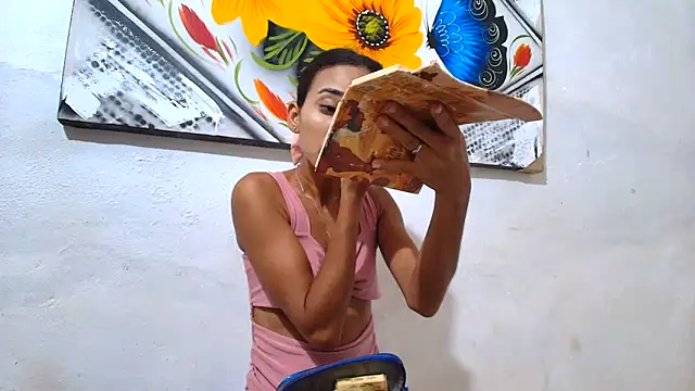 Snapshot of luciana_daza chatting on 10-07-25, 10:40 luciana daza online show from 10-07-25, 10:40