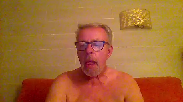 Snapshot of tuggy59 chatting on 06-07-26, 04:38 tuggy59 online show from 06-07-26, 04:38