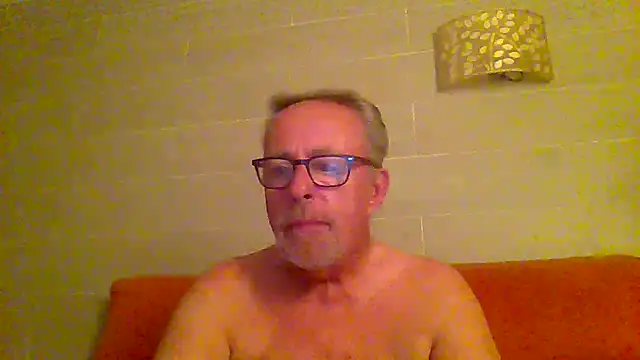 Snapshot of tuggy59 chatting on 06-09-26, 03:29 tuggy59 online show from 06-09-26, 03:29