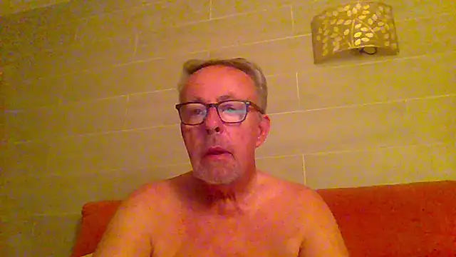 Snapshot of tuggy59 chatting on 06-11-26, 03:37 tuggy59 online show from 06-11-26, 03:37