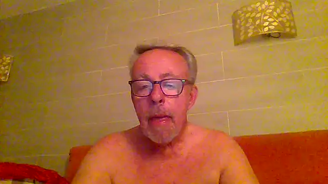 Snapshot of tuggy59 chatting on 06-12-26, 03:49 tuggy59 online show from 06-12-26, 03:49