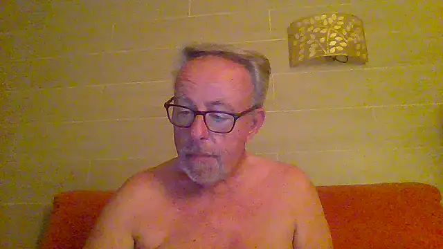 Snapshot of tuggy59 chatting on 06-24-26, 04:33 tuggy59 online show from 06-24-26, 04:33