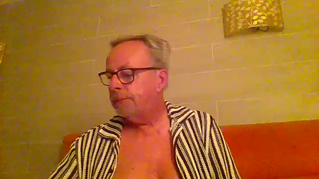 Snapshot of tuggy59 chatting on 07-09-26, 04:05 tuggy59 online show from 07-09-26, 04:05