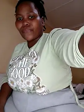 Snapshot of Real1SweetQueen chatting on 02-15-25, 02:55 Real1SweetQueen online show from 02-15-25, 02:55