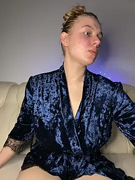 Snapshot of freiiaflower chatting on 10-17-25, 08:22 freiiaflower online show from 10-17-25, 08:22