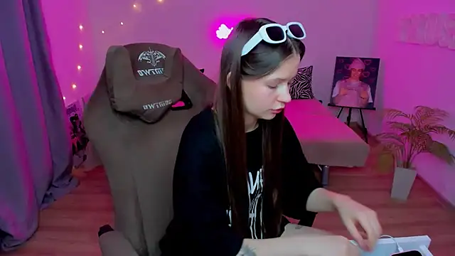 HelloRoxy online show from 11-24-25, 07:13