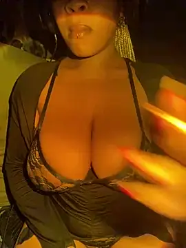 Snapshot of YellowHoneyDip chatting on 12-22-24, 05:32 YellowHoneyDip online show from 12-22-24, 05:32